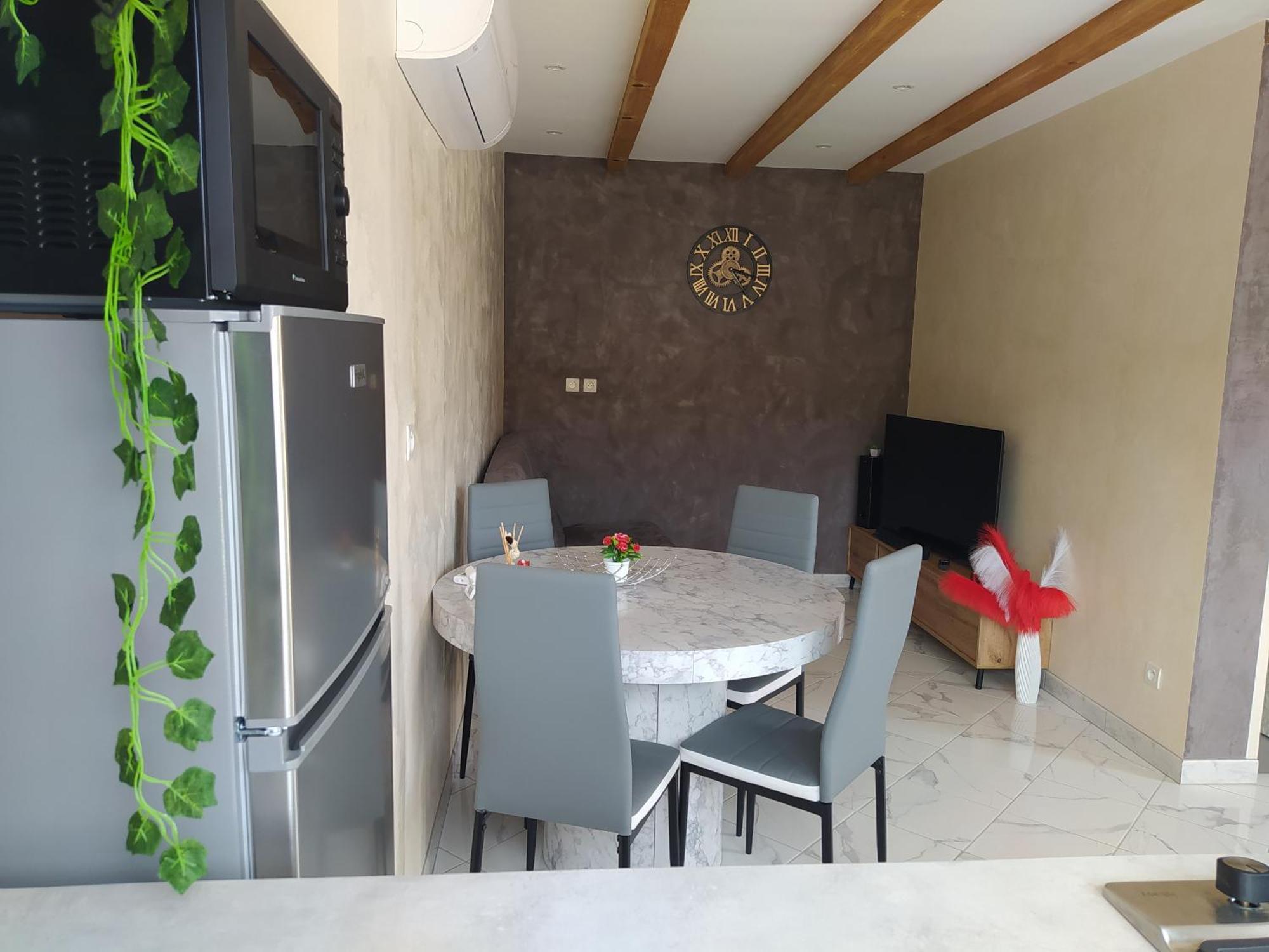 Studio Cosy Avec Terrasse Et Jacuzzi A Disposition De Mai A Aout Rians  المظهر الخارجي الصورة