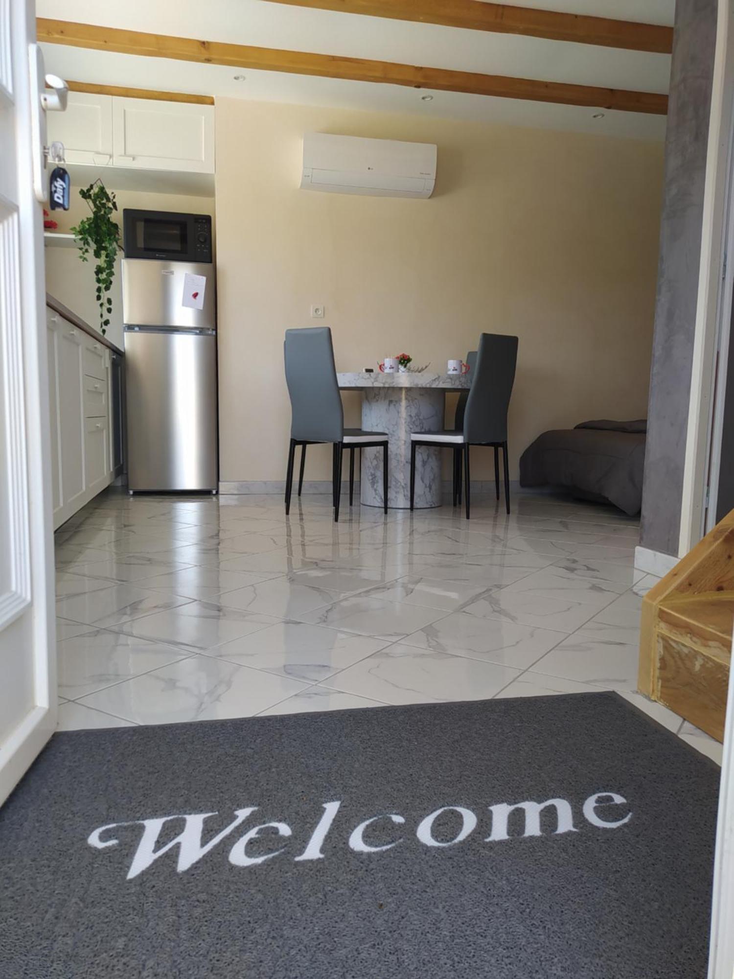 Studio Cosy Avec Terrasse Et Jacuzzi A Disposition De Mai A Aout Rians  المظهر الخارجي الصورة