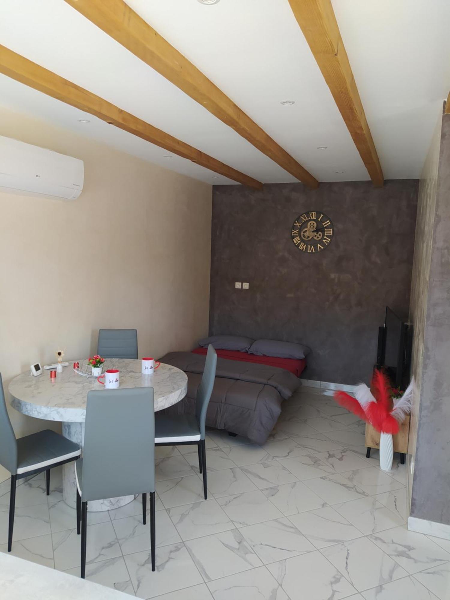 Studio Cosy Avec Terrasse Et Jacuzzi A Disposition De Mai A Aout Rians  المظهر الخارجي الصورة