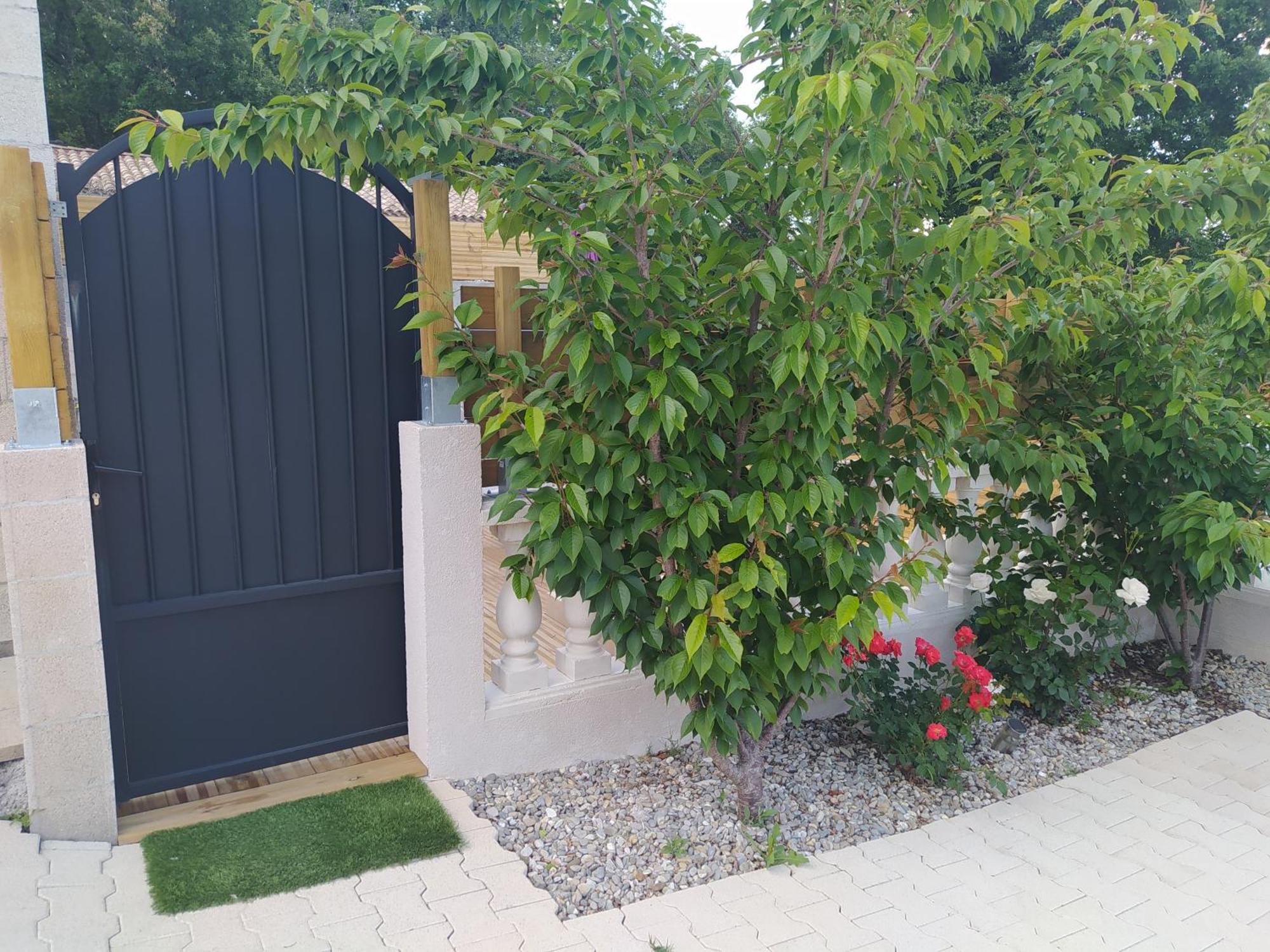 Studio Cosy Avec Terrasse Et Jacuzzi A Disposition De Mai A Aout Rians  المظهر الخارجي الصورة