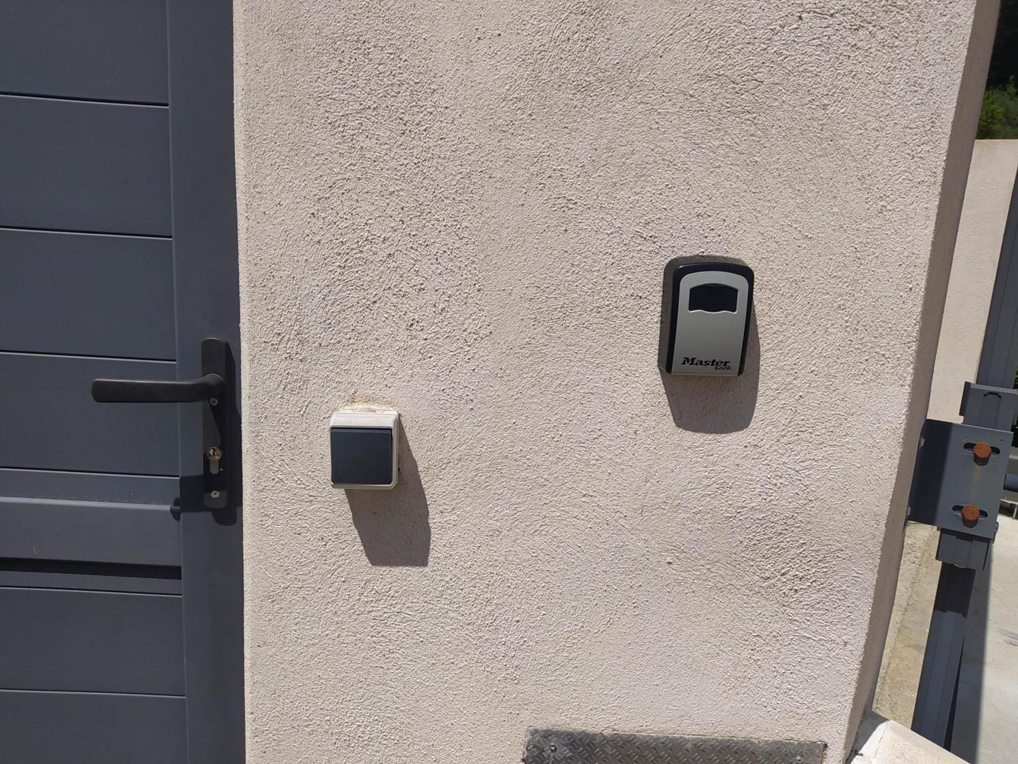 Studio Cosy Avec Terrasse Et Jacuzzi A Disposition De Mai A Aout Rians  المظهر الخارجي الصورة
