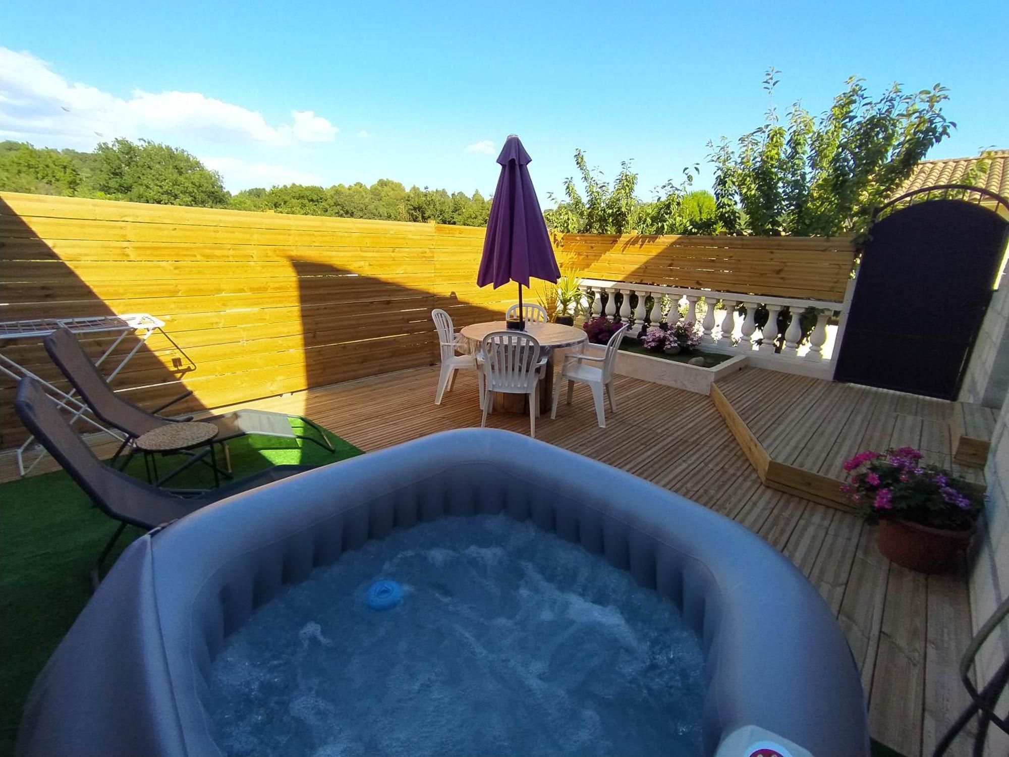 Studio Cosy Avec Terrasse Et Jacuzzi A Disposition De Mai A Aout Rians  المظهر الخارجي الصورة