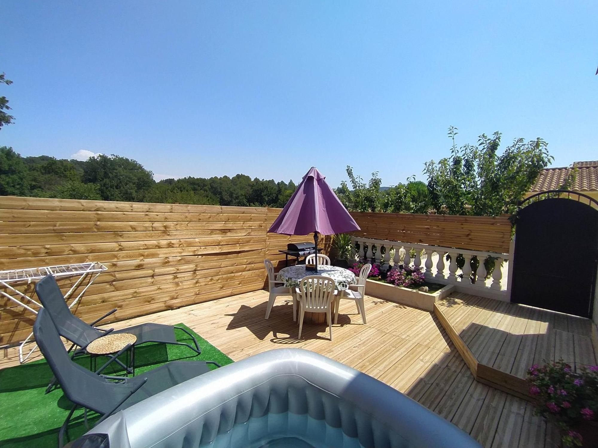 Studio Cosy Avec Terrasse Et Jacuzzi A Disposition De Mai A Aout Rians  المظهر الخارجي الصورة